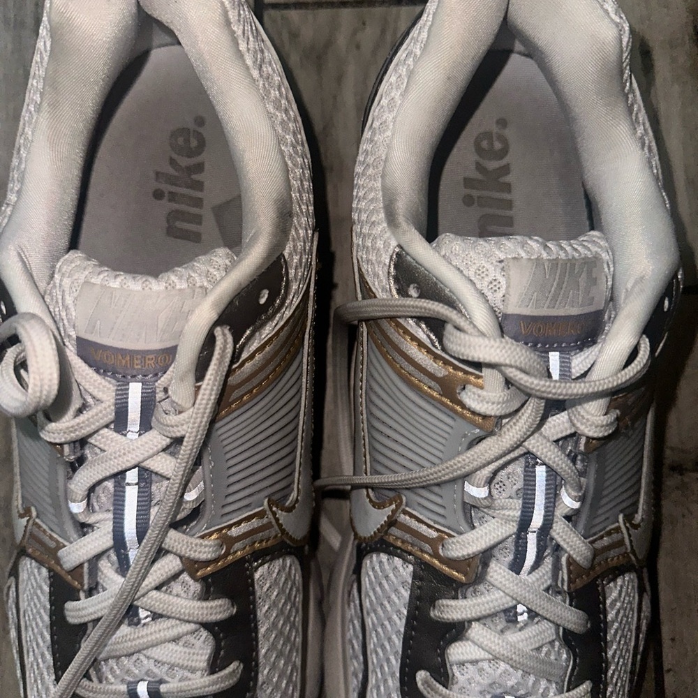 Men’s used Nike zoom Vomero 5 running shoes size 11.5 metallic gold platinum - Picture 2 of 7